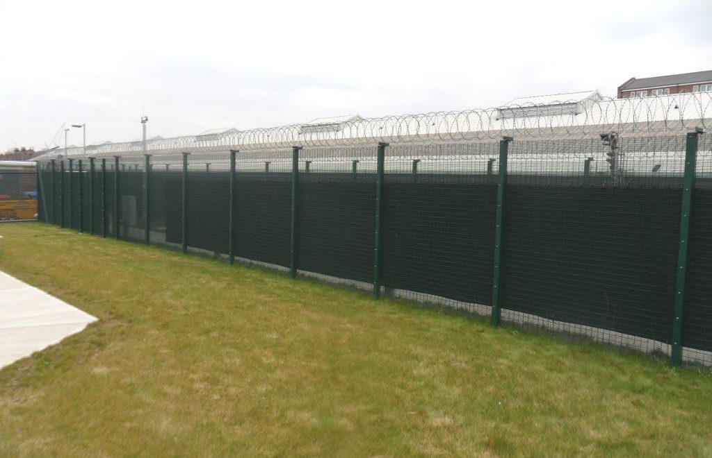 AcoustiFence安装在伦敦交通chainlink围栏