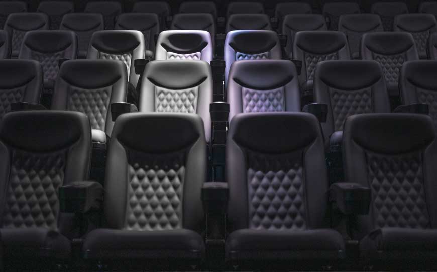 成排的黑人电影院座位